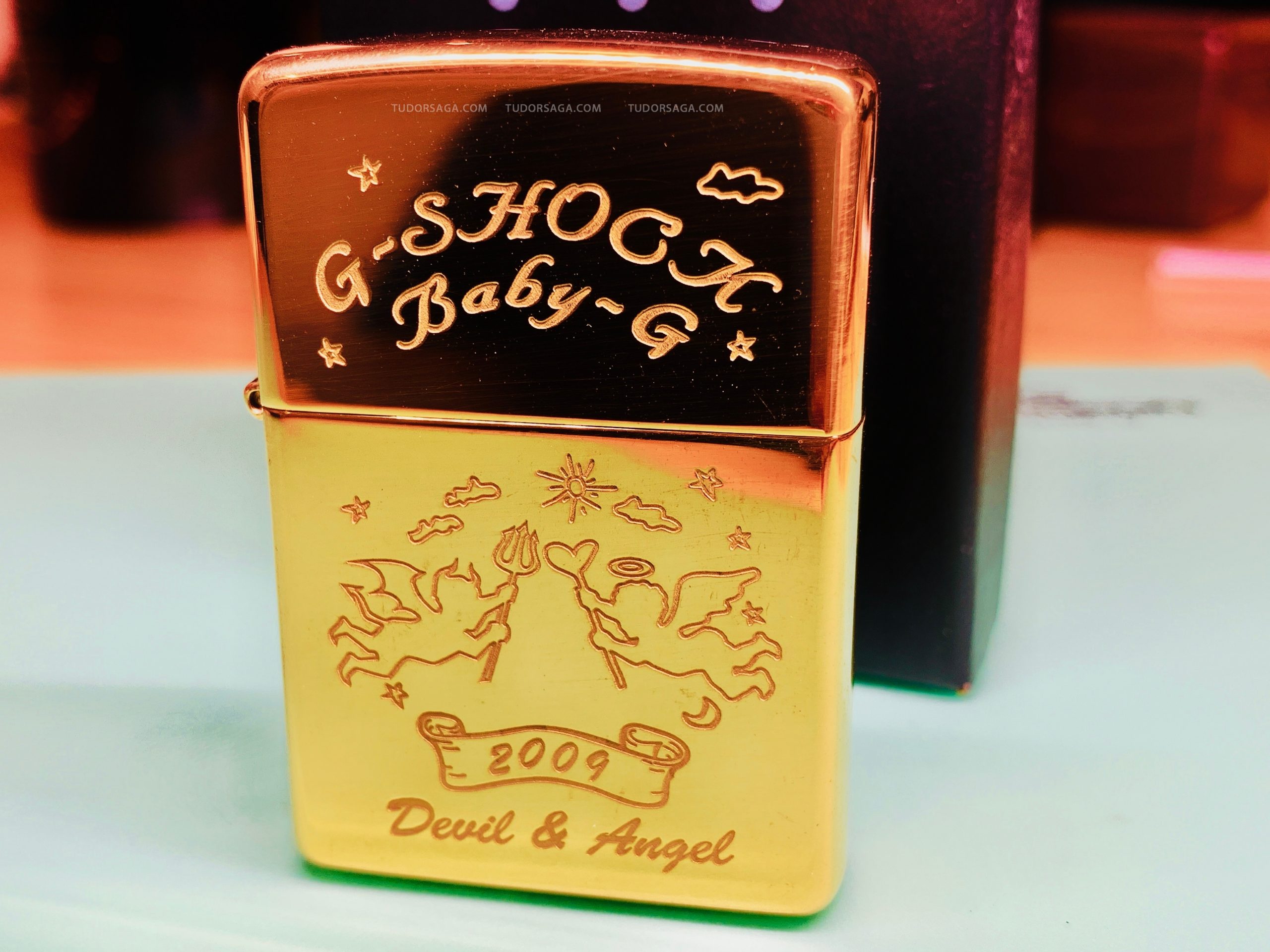 看一只腕表品牌卡西欧的展示品 ZIPPO 火机